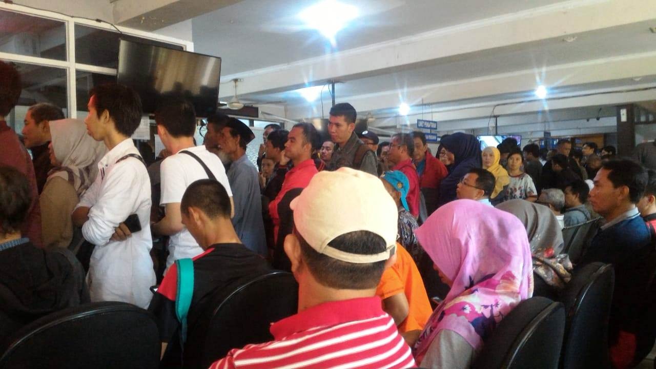 Terjadi antrean dalam perpanjangan pajak kendaraan bermotor di Kantor UPT Samsat Cikokol pada hari pertama masuk kerja pasca libur lebaran.