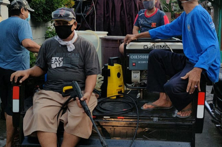 Mencegah Virus Corona, Satgas Covid-19 RW 15 Kelurahan Sukasari, kembali melakukan penyemprotan disinfektan ke lingkungan permukiman mereka.