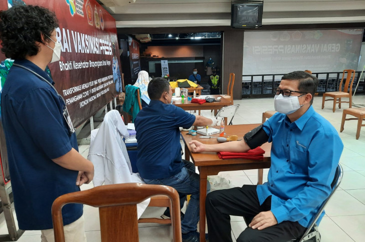 Ratusan karyawan PT Gajah Tunggal memberi sumbangan darah plasma konvalesen kepada PMI Kota Tangerang, Rabu (11/8/2021).