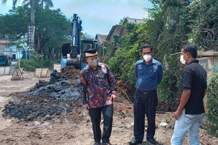 Jalan rusak di Perumahan Taman Royal, Cipondoh, Kota Tangerang akhirnya mulai diperbaiki oleh pengembang perumahan tersebut.