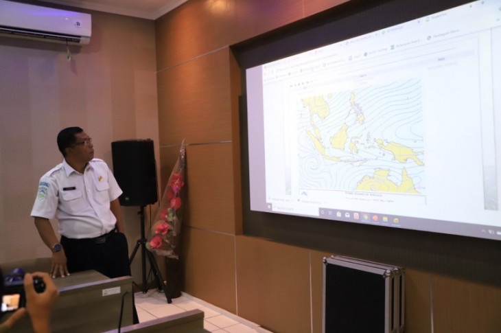 Warga Kota Tangerang dan sekitarnya diminta segera mempersiapkan diri menghadapi curah hujan yang tinggi 3 bulan ke depan.