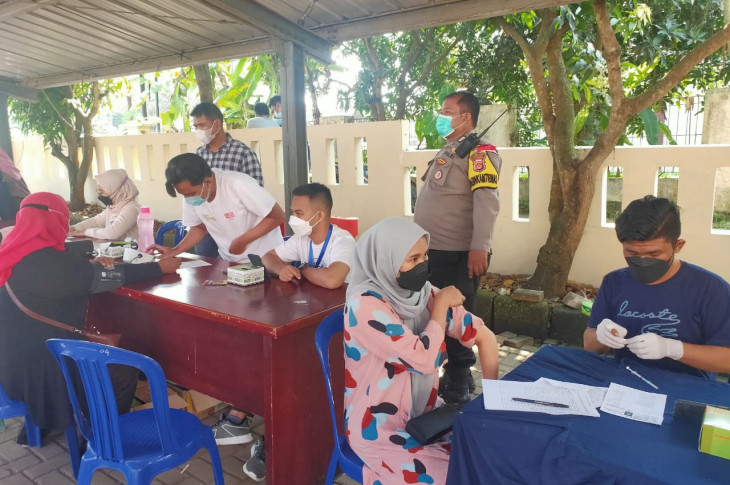 Menyampaikan hak suara dalam Pilkades harus, setelah itu mengikuti Vaksinasi adalah wajib. Inilah dipertunjukan warga Kecamatan Panongan