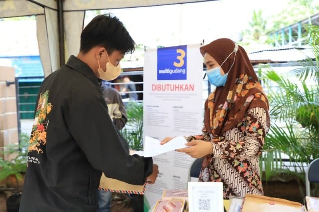 Warga Kelurahan Poris Plawad, Kecamatan Cipondoh dan sekitarnya selama tiga hari dapat memanfaatkan Job Fair tingkat kelurahan itu.
