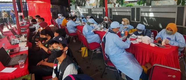 Mengajak warga untuk divaksin Covid-19, rupanya kini kudu ada bingkisan sepulangnya. Bila tidak, warga yang diundang sulit memenuhi kuota.