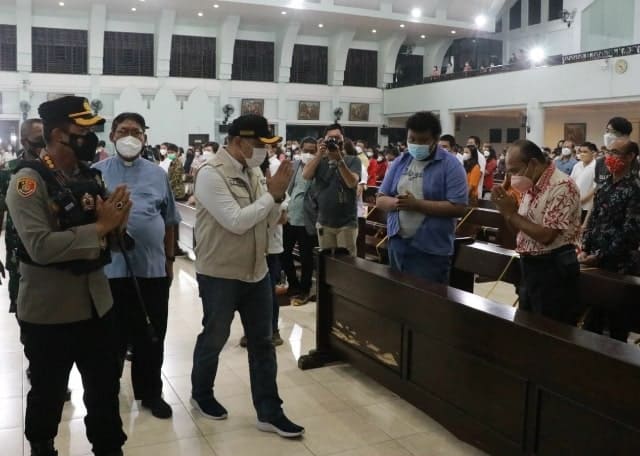 Bupati Tangerang Zaki Iskandar dan Kapolresta Tangerang Kombes Pol Wahyu Sri Bintoro meninjau pelaksanaan Misa Natal di Gereja Santa Odelia,
