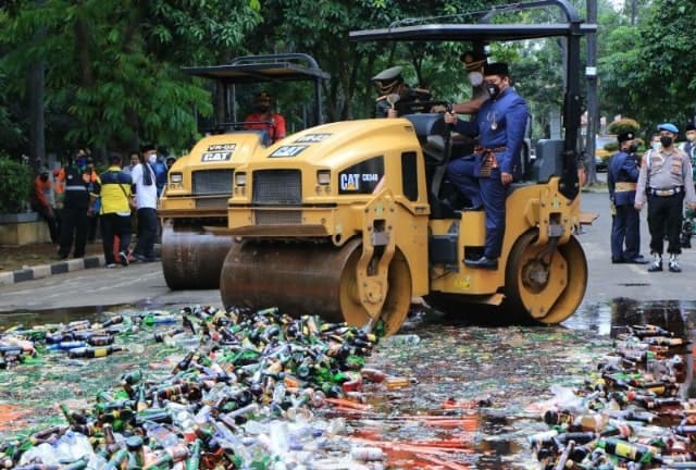 Sebanyak 4.837 botol minuman keras (miras) hancur terlindas alat berat di halaman Gedung Puspem Kota Tangerang,
