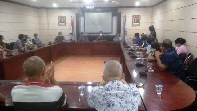 Kesepakatan terjadi saat Komisi III DPRD Kota Tangerang Rapat Dengar-Pendapat dengan perwakilan pemilik toko Jl Kisamaun, Pasar Lama.