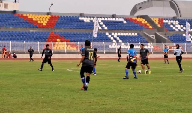 Tim sepak bola DPRD Kota Tangerang raih kemenangan 1-0 melawan tim sepak bola Forkopimda di perlombaan sepak bola dalam rangka HUT ke-77 RI.