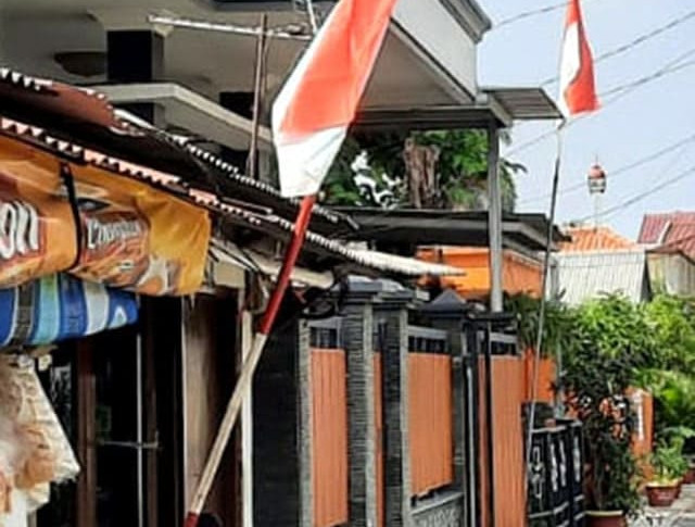 Warga Kelurahan Sukasari, Kecamatan Tangerang, Kota Tangerang, siap memancang bendera Sang Merah Putih di depan rumahnya selama Agustus 2022.