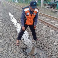 Jaringan perpipaan air Perumdam TKR Kabupaten Tangerang mengalami kebocoran di bawah rel KA Tangerang-Jakarta di kawasan Tanah Tinggi.