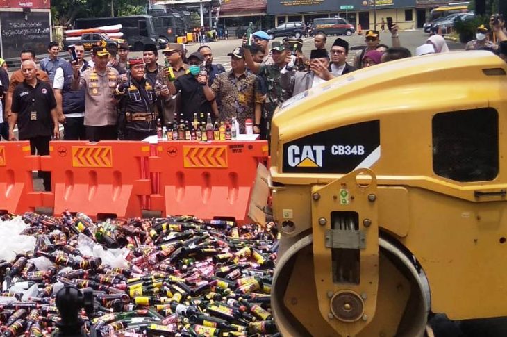 Sebanyak 16.242 botol miras berikut 290 plastik Ciu dan 5.450 butir obat obatan terlarang dimusnahkan di Mapolres Metro Tangerang Kota.