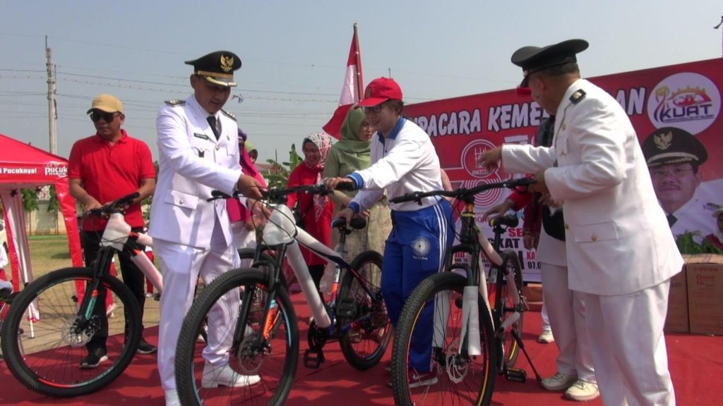 Memeriahkan HUT ke-78 RI, sedikitnya 780 kaum ibu lansia warga Kelurahan Tanah Tinggi, Kecamatan Tangerang mengikuti lomba senam lansia.