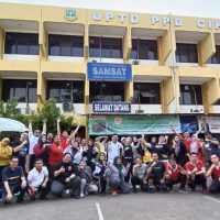 Agar bugar dalam melayani masyarakat, UPTD Samsat Cikokol rutin melaksanakan senam kebugaran jasmani yang diikuti puluhan staf di kantor itu.