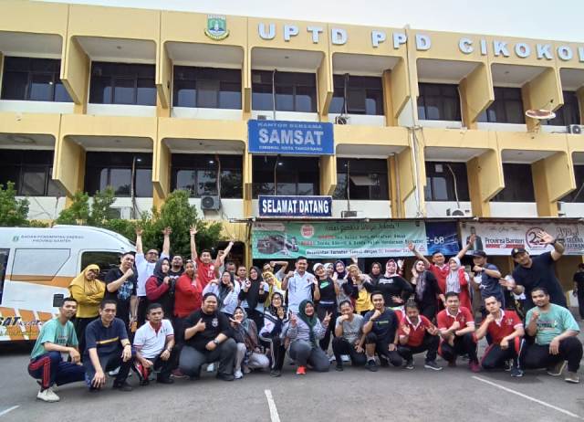 Agar bugar dalam melayani masyarakat, UPTD Samsat Cikokol rutin melaksanakan senam kebugaran jasmani yang diikuti puluhan staf di kantor itu. 