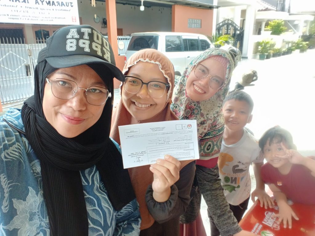 Warga kampung di Kelurahan Sukasari menyatakan suka-citanya telah mendapat Surat Pemberitahuan Pemungutan Suara Kepada Pemilih (SPPSKP).