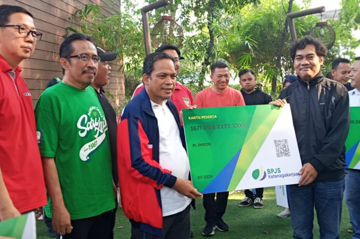 BPJS Ketenagakerjaan atau BPJamsostek Cabang Cikokol Tangerang menyerahkan santunan JKK dan kematian (JKM) kepada ahli waris sekaligus memberikan secara simbolis kartu tanda kepesertaan kepada 100 pekerja rentan yang bersumber dari tanggung jawab sosial lingkungan (TJSL/CSR) perusahaan di Kota Tangerang.