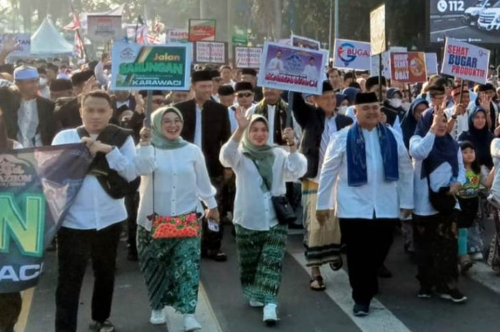 Kemeriahan Jalan Sehat Sarungan (JSS) yang merupakan rangkaian kegiatan Festival Al-A'zhom ke-11 kembali hadir, sepanjang jalan di Pusat Pemerintahan Kota Tangerang dan sekitarnya dipenuhi sekitar tiga ribuan peserta dari berbagai kalangan masyarakat.